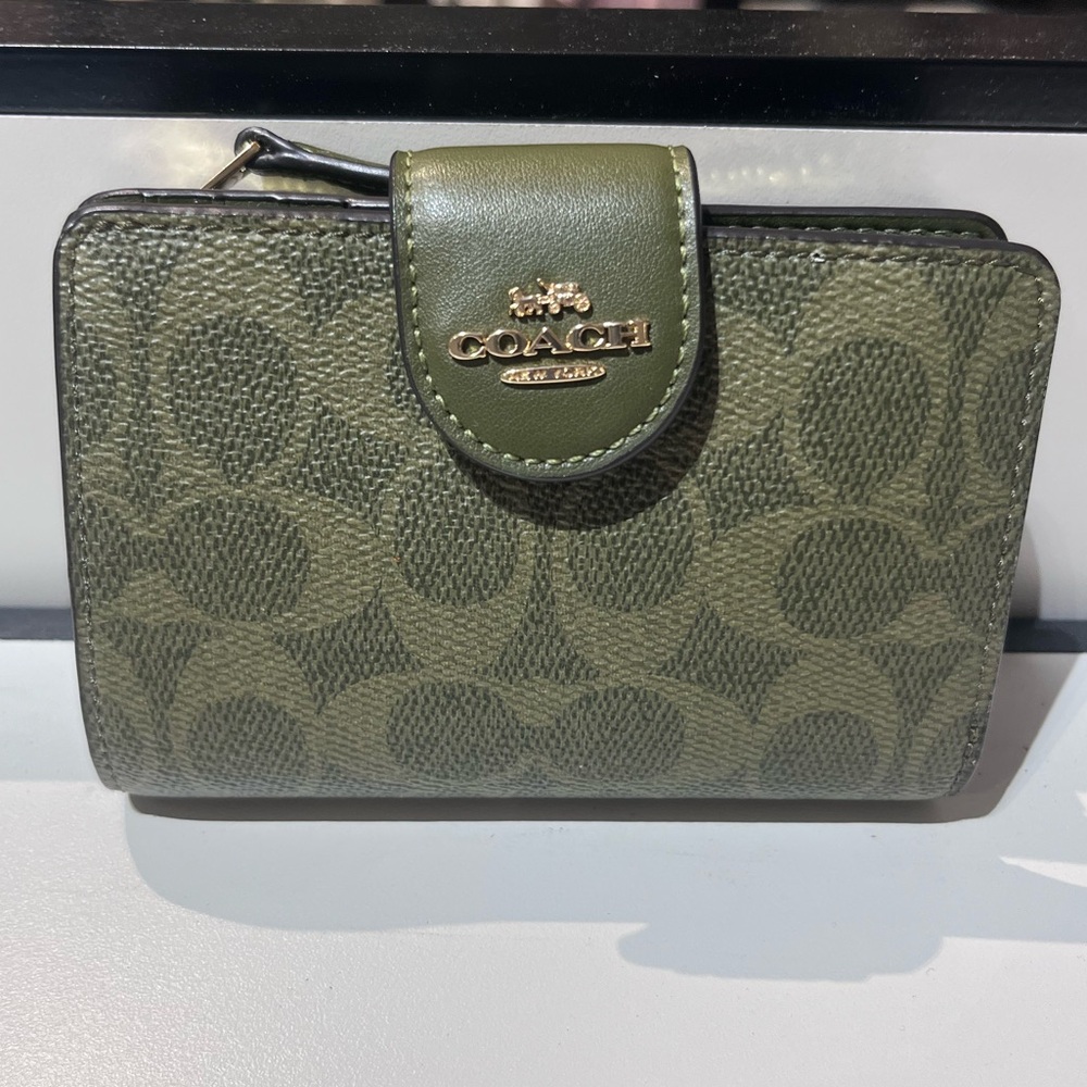 New Coach Medium Corner Zip Wallet In Signature Canvas CW786 Gold/Olive